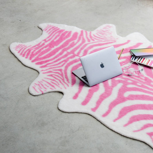 Tapis Zèbre Rose Helio Ferretti 130 × 180 cm en cuir synthétique, motif animalier rose et blanc