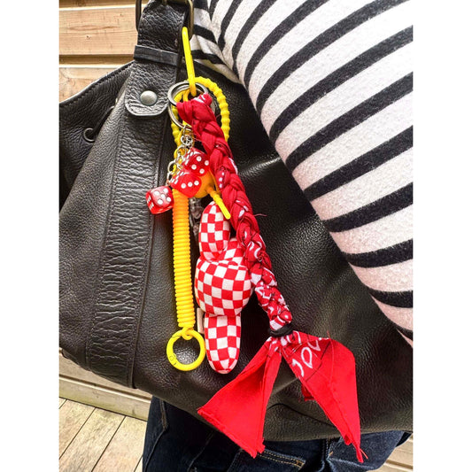 Grigri de sac avec lapin vichy rouge, dés rouges et spirale jaune – Ømm – Accessoire fait main pièce unique
