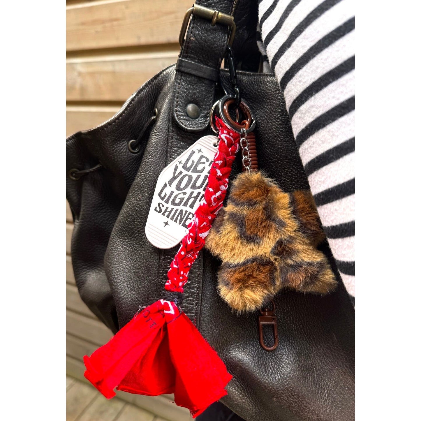 Grigri de sac Ømm Let Your Light Shine – étoile en fausse fourrure léopard, ruban rouge et médaillon mantra