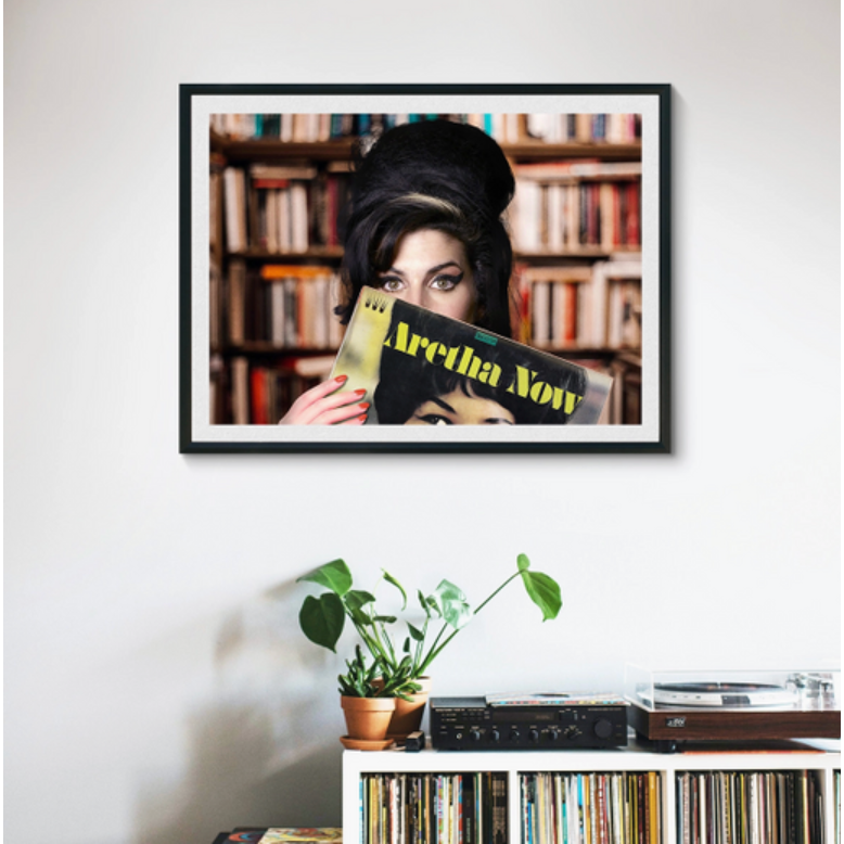 Affiche "Amy at Vinyl Store" – Portrait pop & vintage d'inspiration musicale