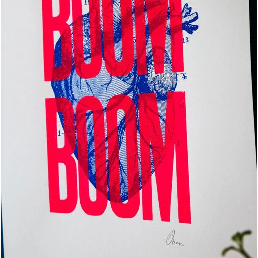 Sérigraphie Boom Boom 50x70cm – Pappus Editions – Cœur anatomique bleu et typo rose fluo