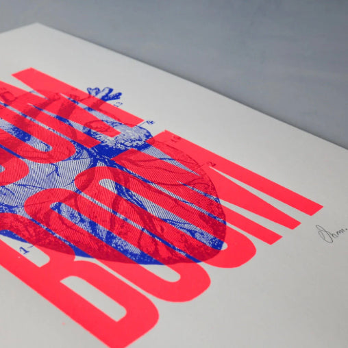 Sérigraphie Boom Boom 50x70cm – Pappus Editions – Cœur anatomique bleu et typo rose fluo
