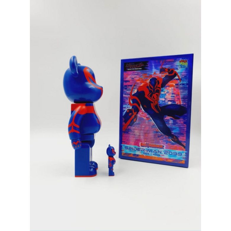 Figurines Be@rbrick Spider-Man 2099 formats 100% et 400%, design Marvel sous licence officielle avec packaging illustré