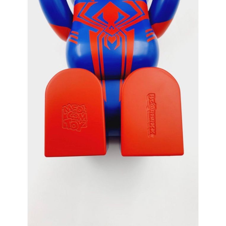 Figurines Be@rbrick Spider-Man 2099 formats 100% et 400%, design Marvel sous licence officielle avec packaging illustré
