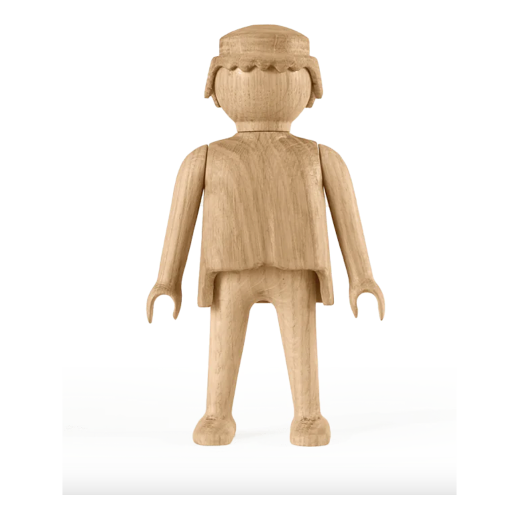 Sculpture en bois représentant un personnage Playmobil, design minimaliste par Boyhood Danemark