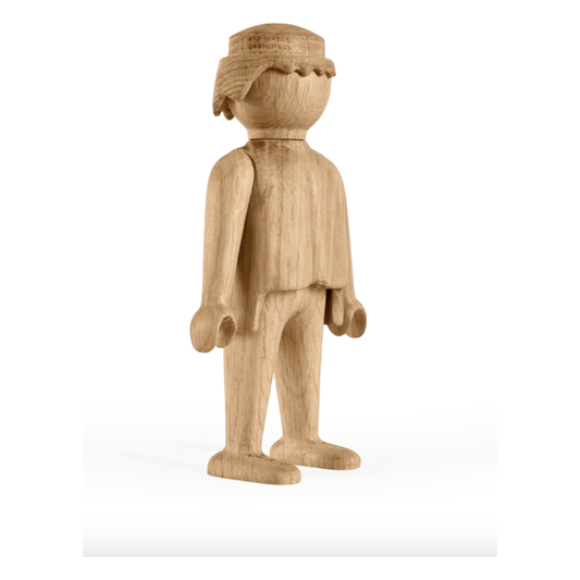 Sculpture en bois représentant un personnage Playmobil, design minimaliste par Boyhood Danemark