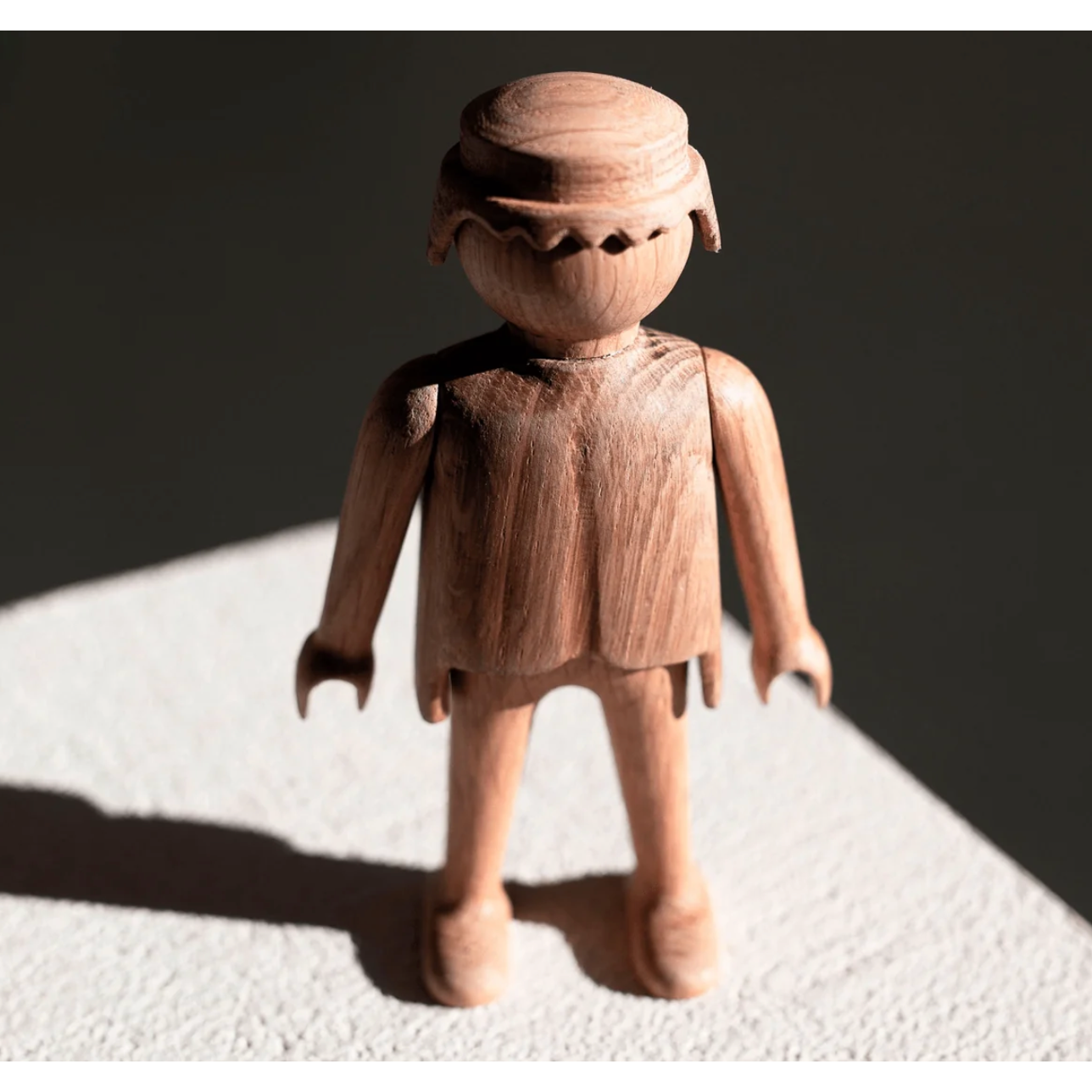 Sculpture en bois représentant un personnage Playmobil, design minimaliste par Boyhood Danemark