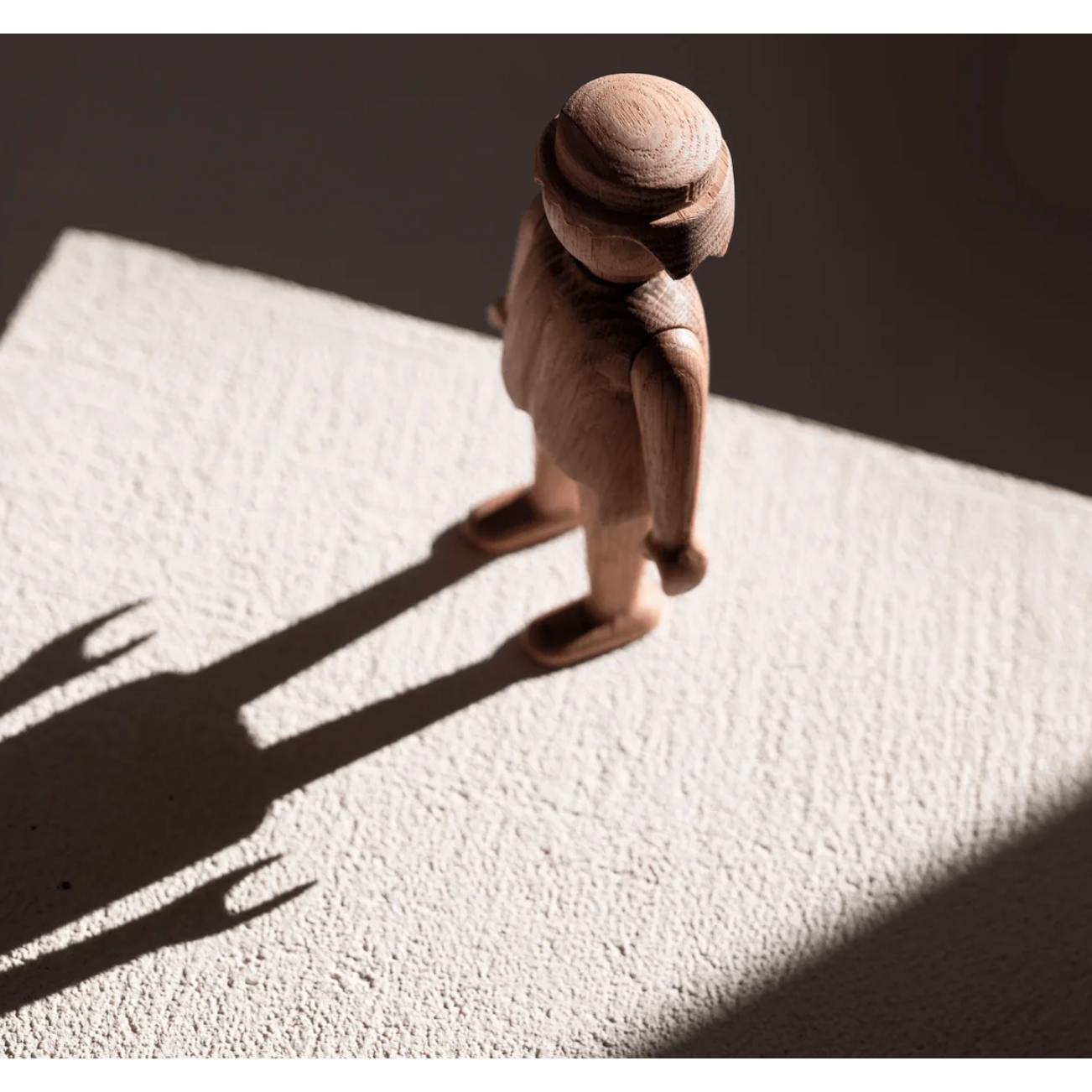 Sculpture en bois représentant un personnage Playmobil, design minimaliste par Boyhood Danemark