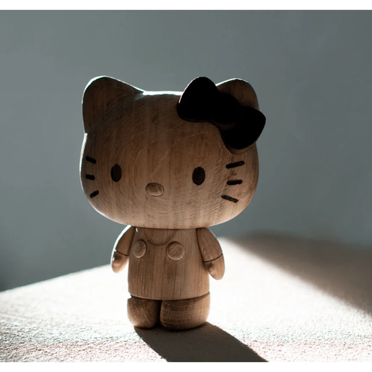 Sculpture Hello Kitty en bois naturel et noyer, design épuré par la marque danoise Boyhood