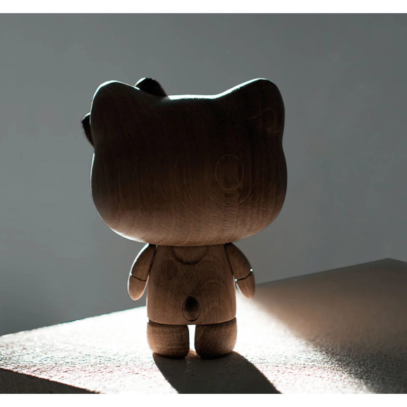 Sculpture Hello Kitty en bois naturel et noyer, design épuré par la marque danoise Boyhood
