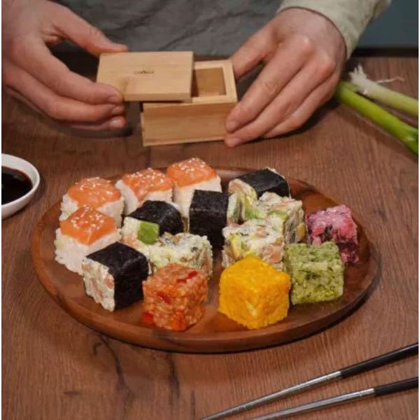 Moule à sushi en bambou Sushi Cube Cookut posé sur son coffret, accessoire de cuisine japonais écoresponsable