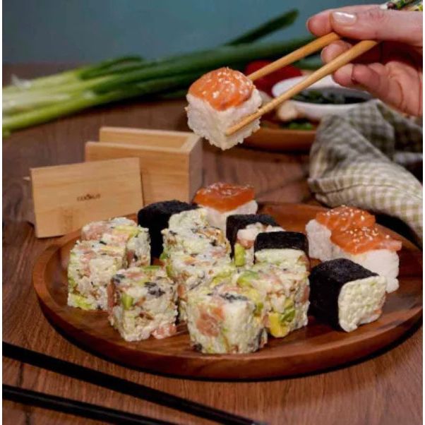 Moule à sushi en bambou Sushi Cube Cookut posé sur son coffret, accessoire de cuisine japonais écoresponsable