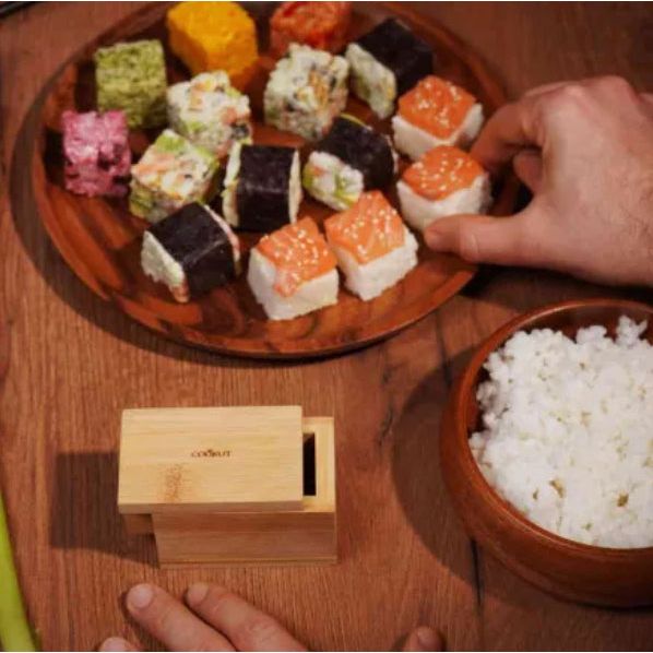 Moule à sushi en bambou Sushi Cube Cookut posé sur son coffret, accessoire de cuisine japonais écoresponsable