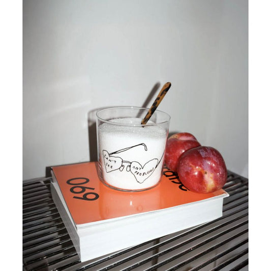 Verre transparent avec dessin de lunettes en cœur et message “Can’t see any problems”