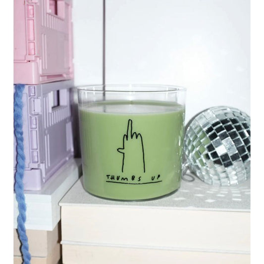 Verre transparent avec dessin ligne d'une main faisant un doigt d’honneur et texte “Thumbs Up”