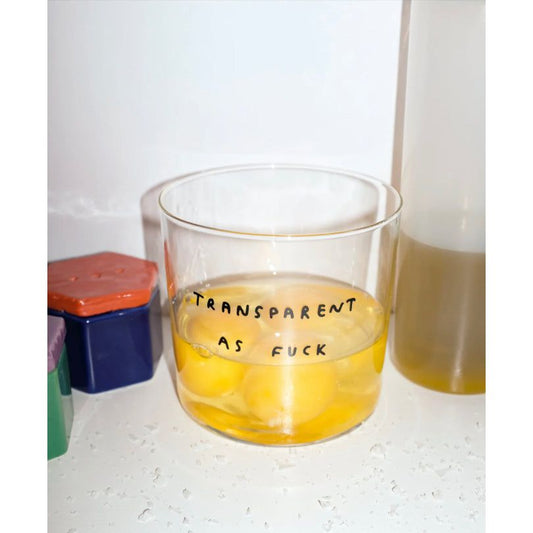 Verre transparent avec inscription “Transparent As F*ck” en lettres noires manuscrites