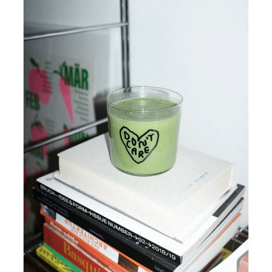 Verre transparent avec dessin d’un cœur noir et inscription “Don’t Care” manuscrite