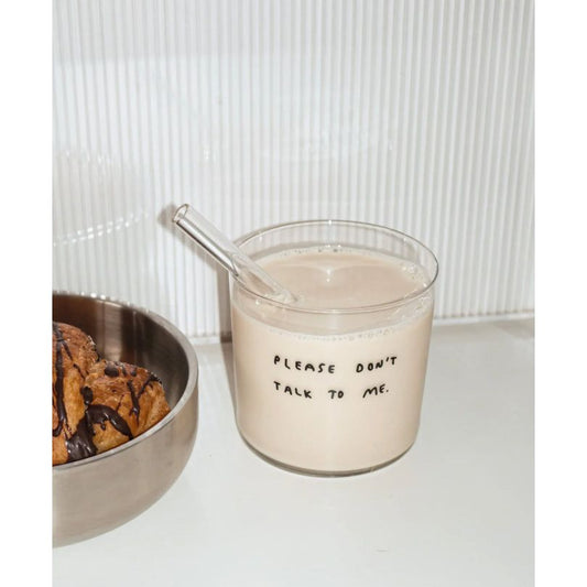 Verre transparent avec inscription manuscrite “Please don’t talk to me”