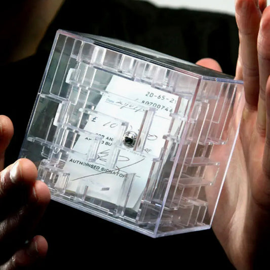 Tirelire labyrinthe transparente remplie de pièces avec parcours à bille