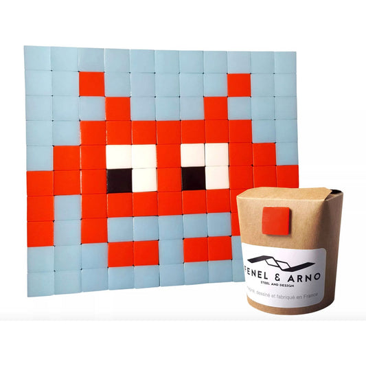 Mosaïque Space Invader en verre teinté dans la masse– tableau pixel art déco par Fenel & Arno
