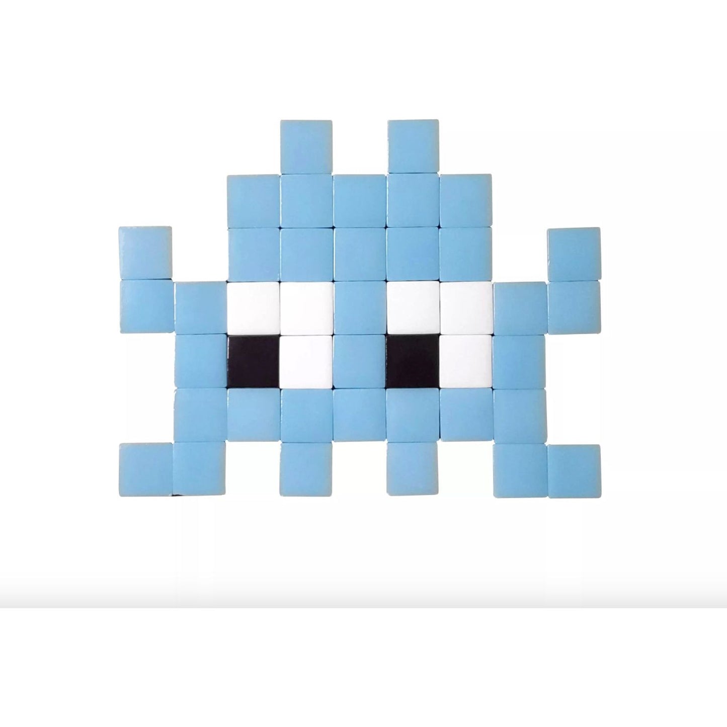 Mosaïque mini Space Invader bleue – tableau déco pixel art en verre teinté dans la masse Fenel & Arno