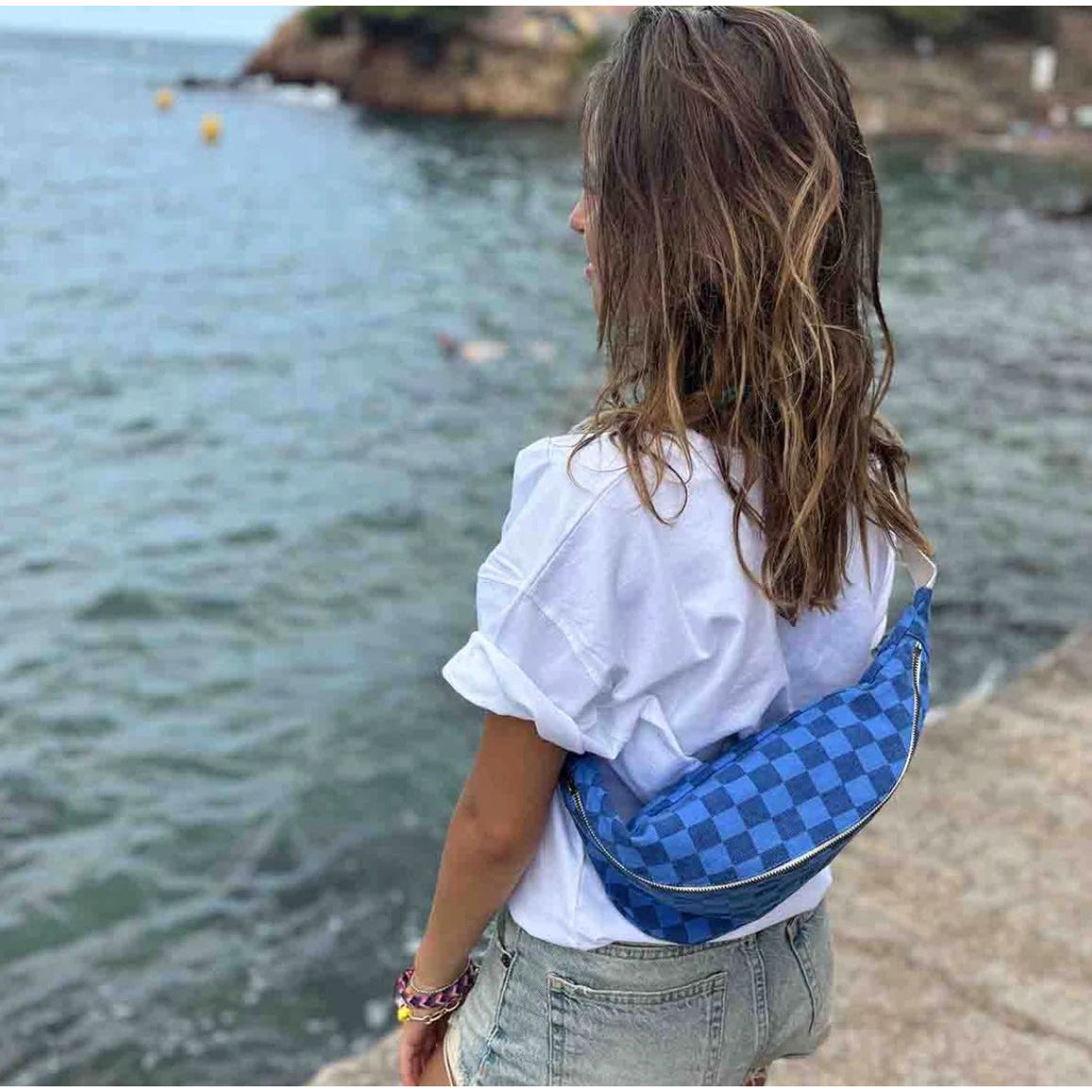 Sac banane Rose in April – imprimé damier bleu – coton avec fermeture éclair et sangle ajustable