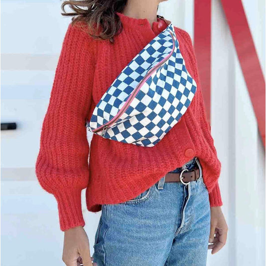 Sac banane Rose in April – imprimé damier écru et bleu – fermeture rose et sangle ajustable en coton