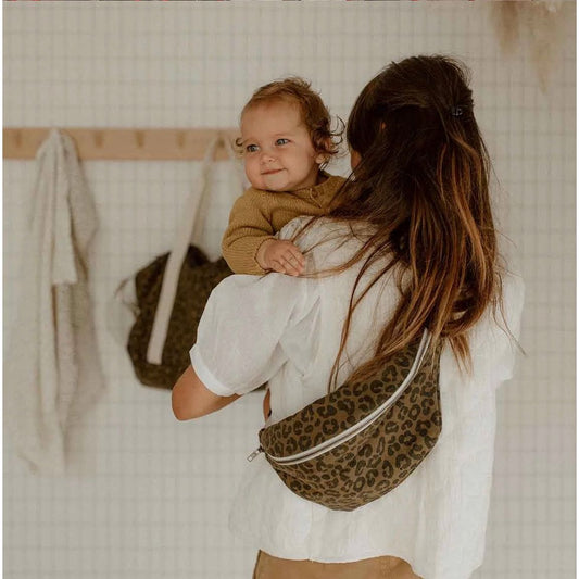 Sac banane Rose in April – imprimé léopard olive – fermeture métal et bandoulière réglable