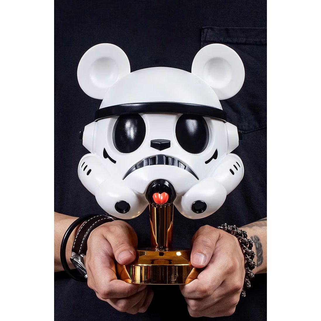 Lampe Keikotrooper – Fools Paradise x ZCWO – figurine lumineuse panda stormtrooper sur socle doré