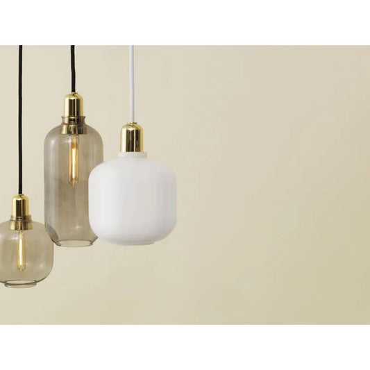Suspension AMP petite taille en verre fumé et laiton – Normann Copenhagen