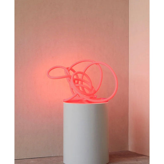 Tube LED flexible 5m rouge néon enroulé sur fond noir – design Studio About