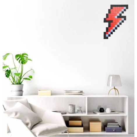 Mosaïque murale en forme d’éclair rouge, bleu et noir en verre – hommage à Bowie – Fenel & Arno