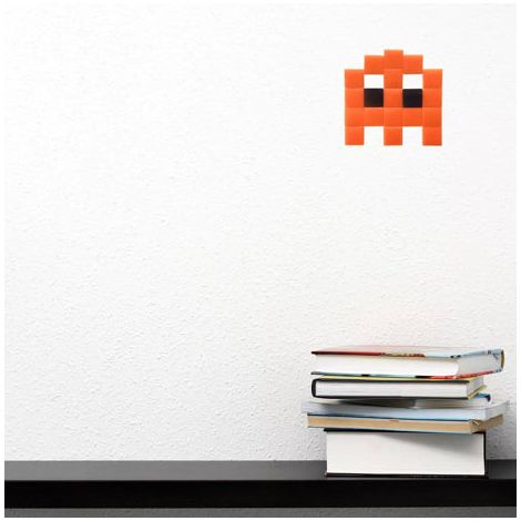 Mosaïque en forme de fantôme orange en verre, style pixel art – Fenel & Arno