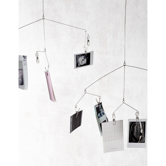 mobile photo en fil de fer argenté avec 6 pinces – Monograph