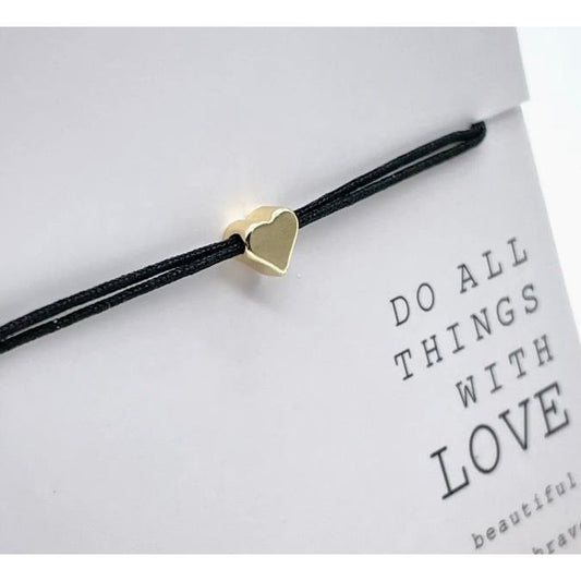 bracelet fin noir avec mini cœur doré sur carte message – Parsley & Pepper