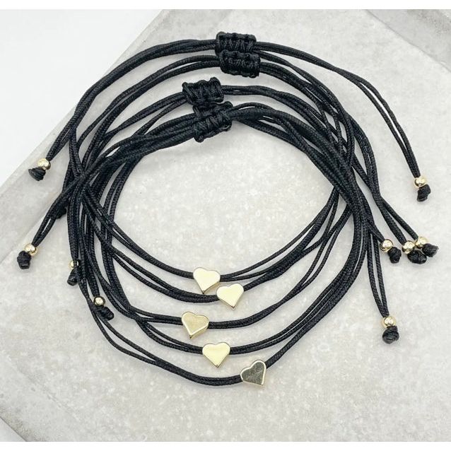 bracelet fin noir avec mini cœur doré sur carte message – Parsley & Pepper