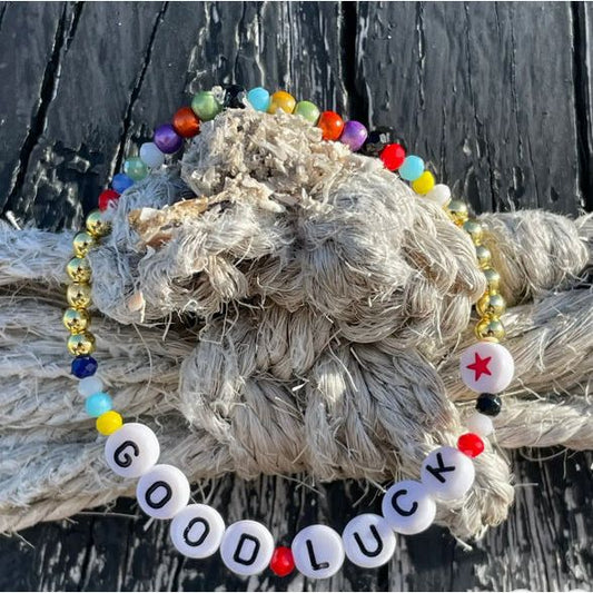 bracelet GOOD LUCK multicolore avec perles en acrylique et laiton doré, sur élastique