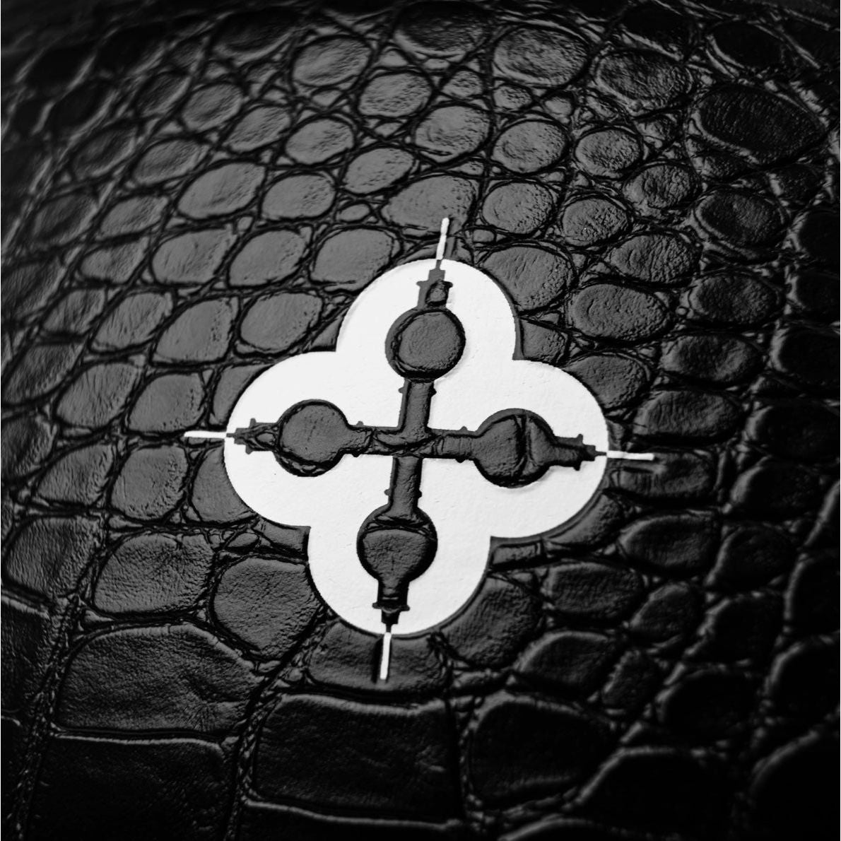 ballon de basket noir effet crocodile en cuir vegan sur socle – Comrade Berlin