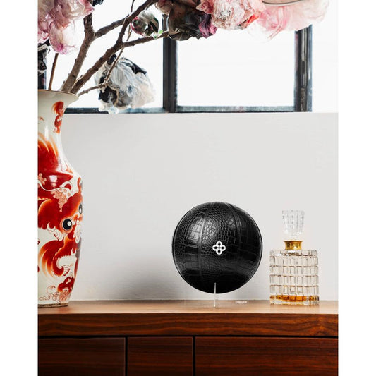 ballon de basket noir effet crocodile en cuir vegan sur socle – Comrade Berlin