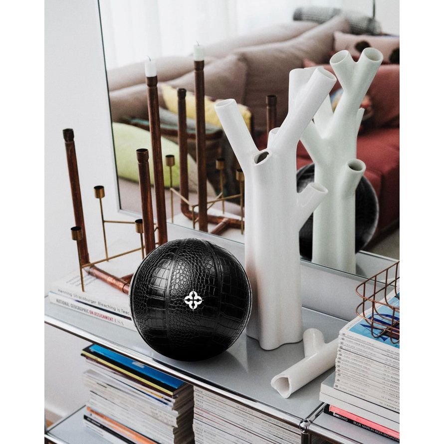 ballon de basket noir effet crocodile en cuir vegan sur socle – Comrade Berlin