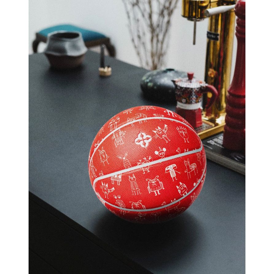 ballon rouge design Comrade Berlin Valeurs Aberrantes avec dessins blancs