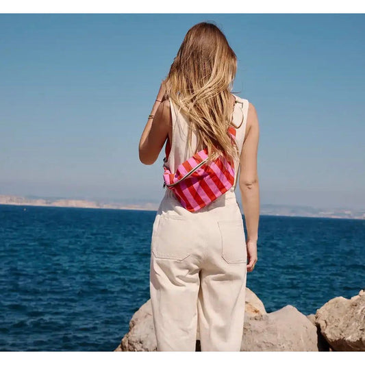 sac banane Rose in April porté dos, rayures rose orchidée et rouge tomato