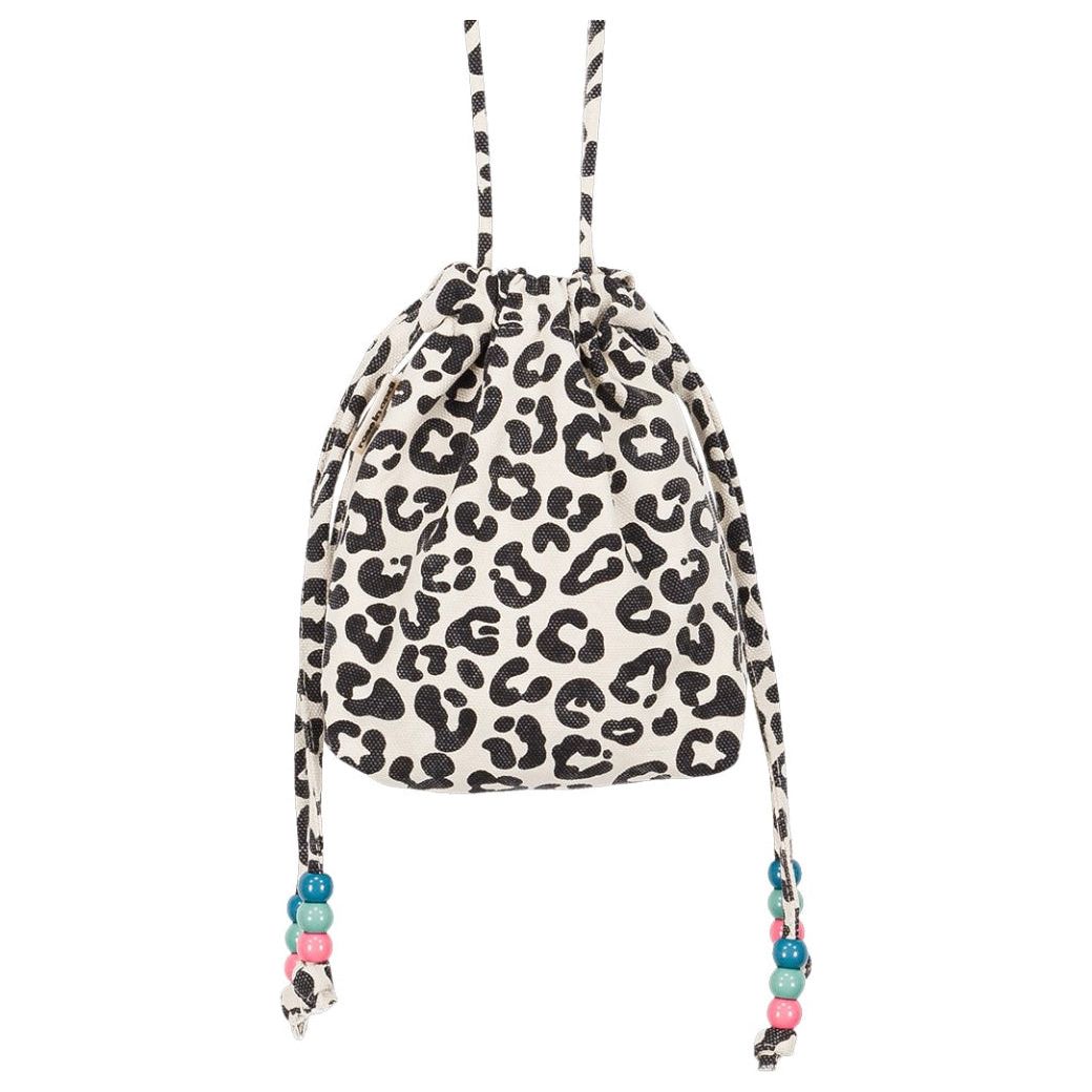 sac Billie Rose in April porté à l’épaule, imprimé léopard noir sur fond grège