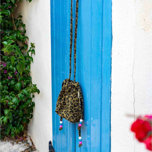 sac Billie Rose in April Graou Olive porté en bandoulière, imprimé léopard vert