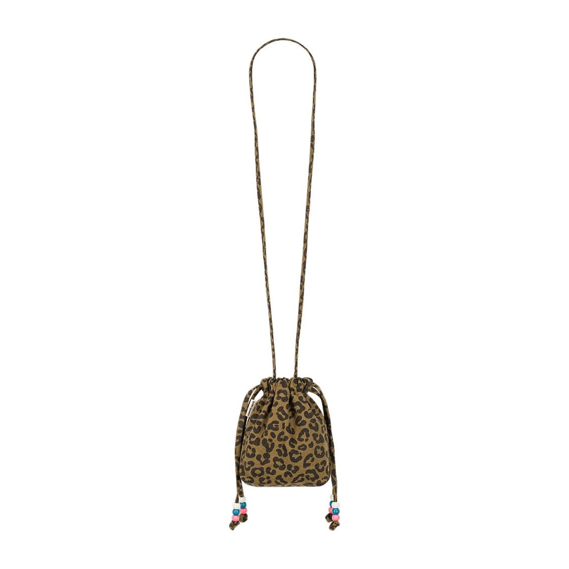 sac Billie Rose in April Graou Olive porté en bandoulière, imprimé léopard vert