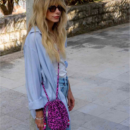 sac Billie Rose in April Graou Orchidée porté, imprimé léopard rose vif