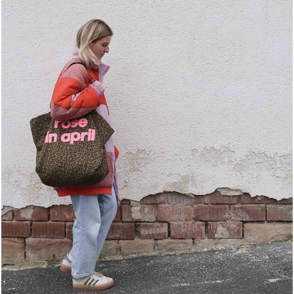 cabas Rose in April Graou olive porté à l’épaule avec logo rose fluo