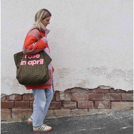 cabas Rose in April Graou olive porté à l’épaule avec logo rose fluo