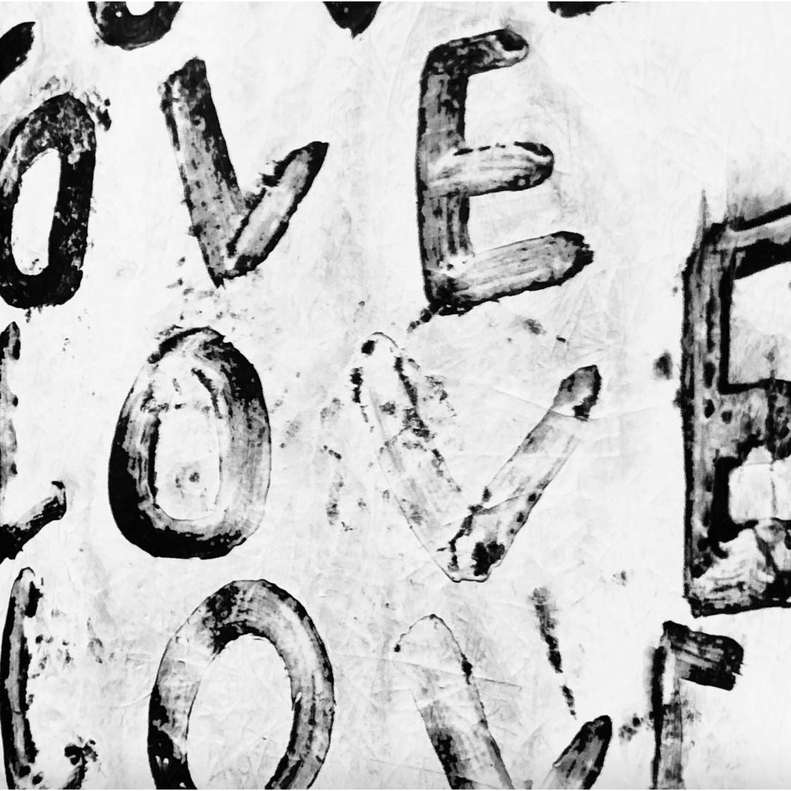 affiche Resilient Love en noir et blanc par Hélène Lelimouzin avec lettres "LOVE" et "RESILIENT" sur fond texturé