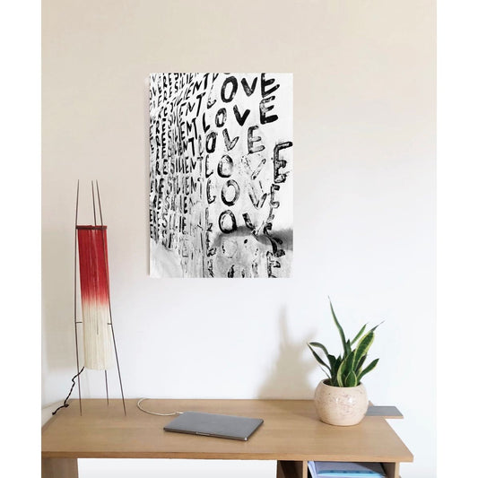 affiche Resilient Love en noir et blanc par Hélène Lelimouzin avec lettres "LOVE" et "RESILIENT" sur fond texturé